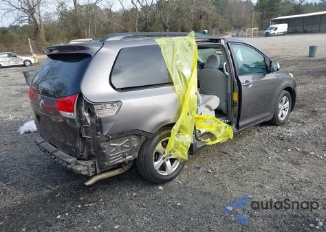 2014 Toyota Sienna Le V6 8 Passenger z USA, uszkodzony, nr VIN 5TDKK3DC2ES428567